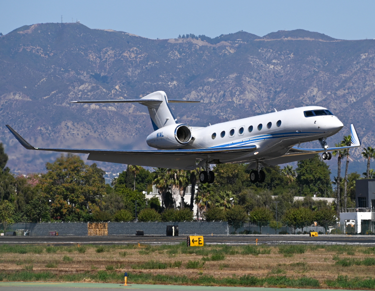 Photo of N1AL - PRIVATE Gulfstream G650 at VNY on AeroXplorer Aviation Database