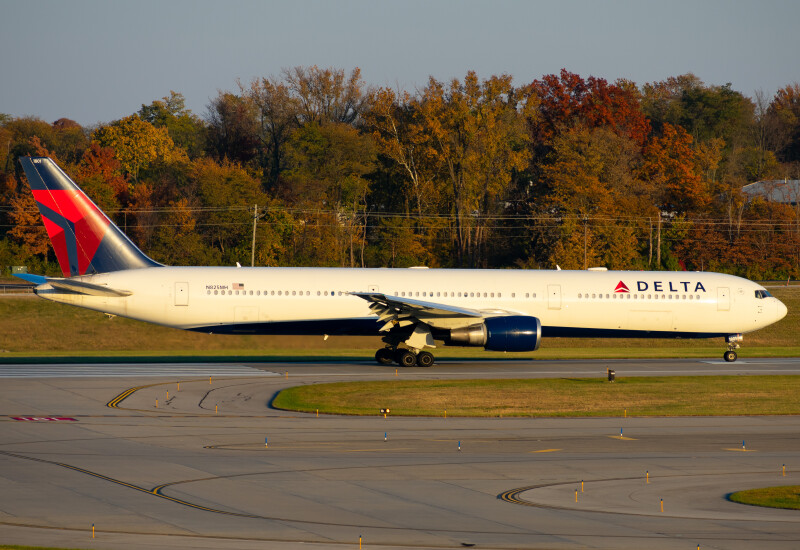 Photo of N825MH - Delta Airlines Boeing 767-400ER at CVG on AeroXplorer Aviation Database