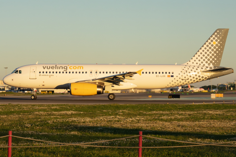 Photo of EC-LUN - Vueling Airbus A320 at LIS on AeroXplorer Aviation Database