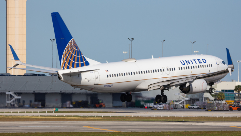Photo of N79521 - United Airlines Boeing 737-800 at MIA on AeroXplorer Aviation Database