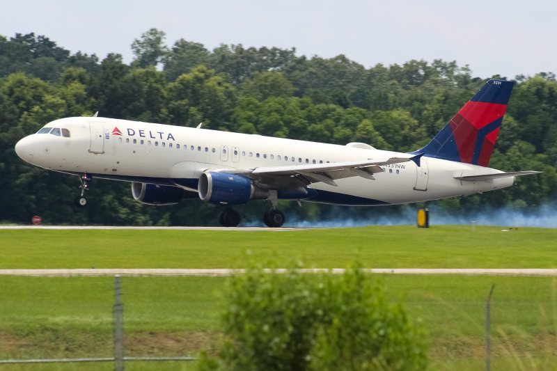 Photo of N331NW - Delta Airlines Airbus A320 at SAV on AeroXplorer Aviation Database