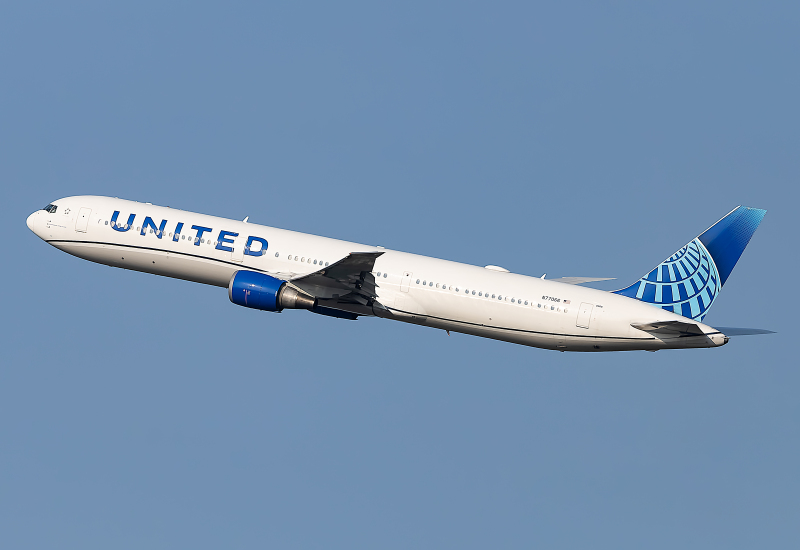 Photo of N77066 - United Airlines Boeing 767-400ER at IAD on AeroXplorer Aviation Database