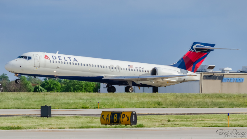 Photo of N981AT - Delta Airlines Boeing 717-200 at MKE on AeroXplorer Aviation Database