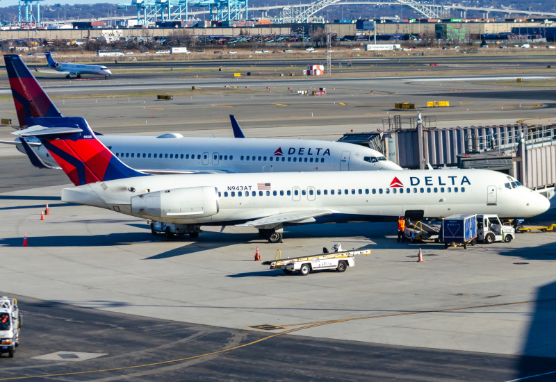 Photo of N943AT - Delta Airlines Boeing 717-200 at EWR on AeroXplorer Aviation Database