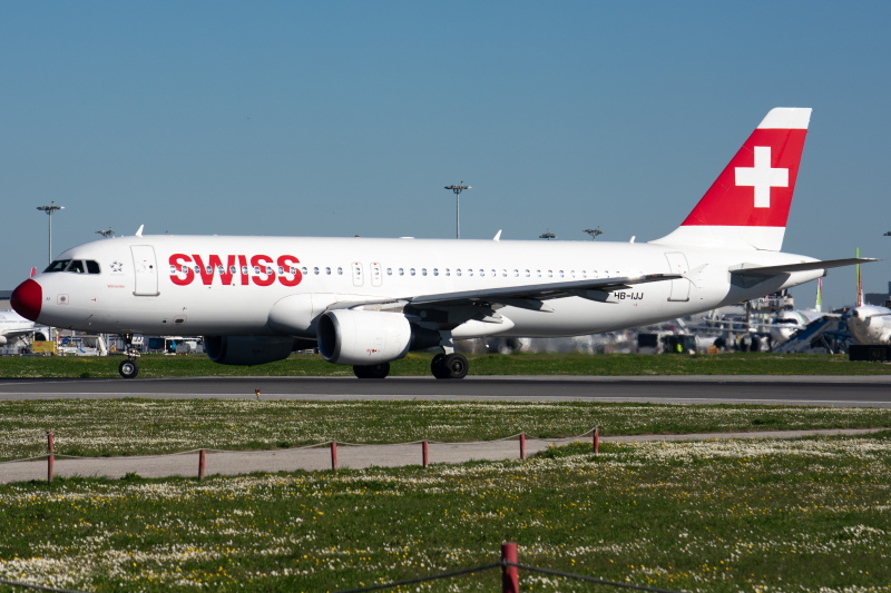 Photo of HB-IJJ - Swiss International Air Lines Airbus A320 at LIS on AeroXplorer Aviation Database