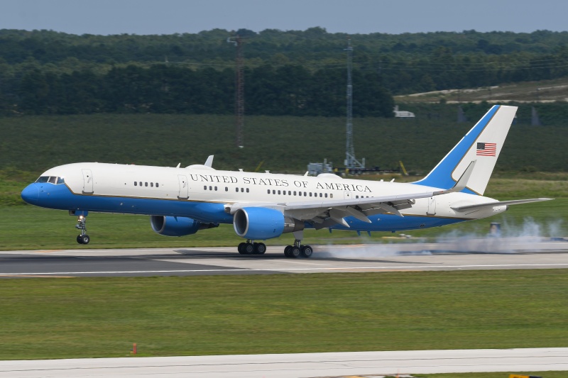 Photo of 99-0004 - USAF - United States Air Force Boeing VC-32 at ACY on AeroXplorer Aviation Database