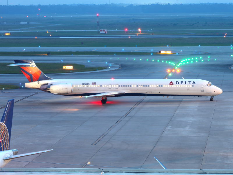 Photo of N925DN - Delta Airlines McDonnell Douglas MD-90 at IAH on AeroXplorer Aviation Database