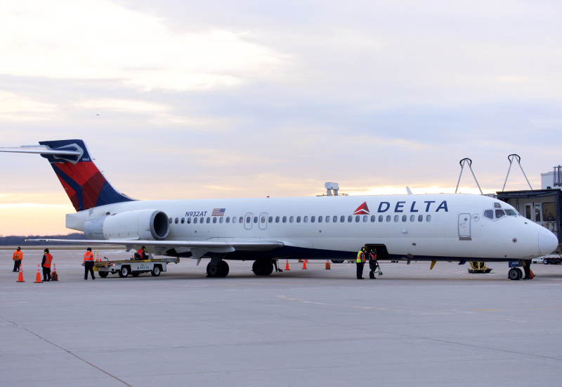 Photo of N932AT - Delta Airlines Boeing 717-200 at GRB on AeroXplorer Aviation Database