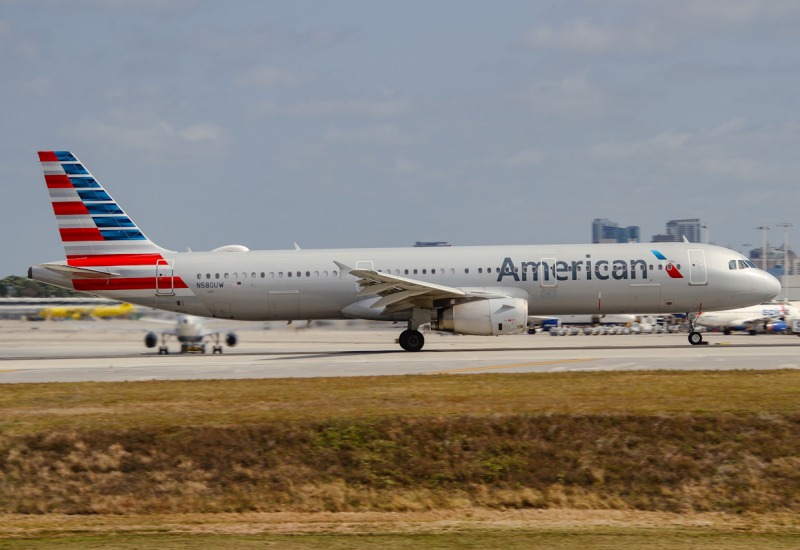 Photo of N580UW - American Airlines Airbus A321-200 at FLL on AeroXplorer Aviation Database