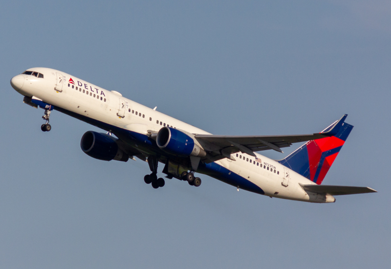 Photo of N723TW - Delta Airlines Boeing 757-200 at DCA on AeroXplorer Aviation Database
