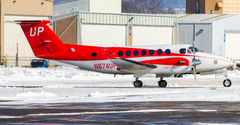 Photo of N874UP - Wheels Up Beech B300 Super King Air 350 at LUK on AeroXplorer Aviation Database