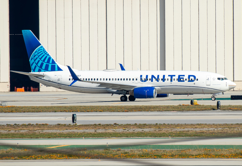 Photo of N76517 - United Airlines Boeing 737-800 at LAX on AeroXplorer Aviation Database