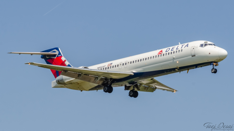 Photo of N932AT - Delta Airlines Boeing 717-200 at MKE on AeroXplorer Aviation Database