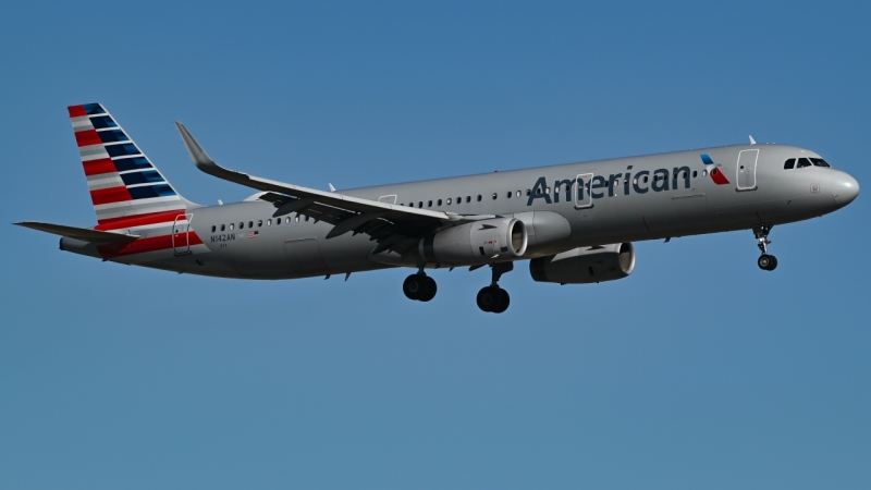 Photo of N142AN - American Airlines Airbus A321-200 at KDFW on AeroXplorer Aviation Database