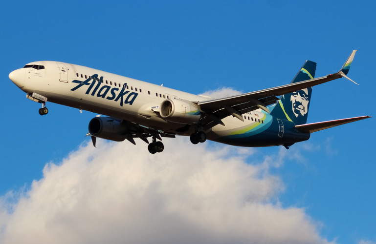 Photo of N270AK - Alaska Airlines Boeing 737-900ER at CVG on AeroXplorer Aviation Database