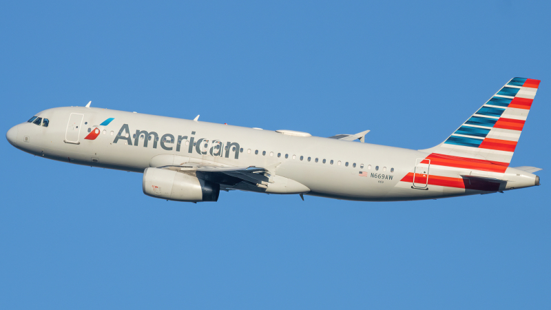 Photo of N669AW - American Airlines Airbus A320 at DCA on AeroXplorer Aviation Database