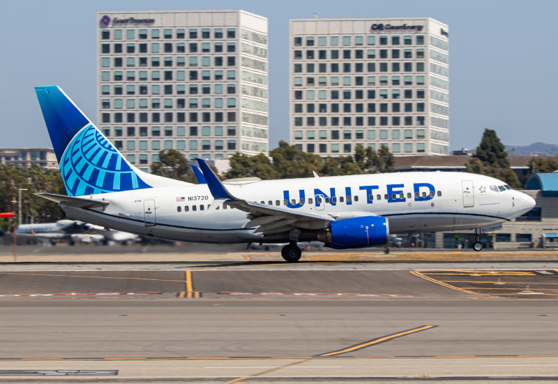 Photo of N13720 - United Airlines Boeing 737-700 at SNA on AeroXplorer Aviation Database