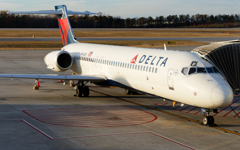 Photo of N942AT - Delta Airlines Boeing 717-200 at GSP on AeroXplorer Aviation Database