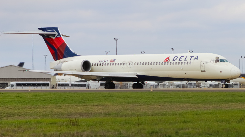 Photo of N945AT - Delta Airlines Boeing 717-200 at SDF on AeroXplorer Aviation Database