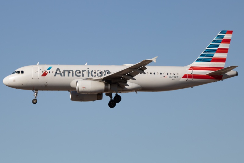 Photo of N659AW - American Airlines Airbus A320 at PHX on AeroXplorer Aviation Database