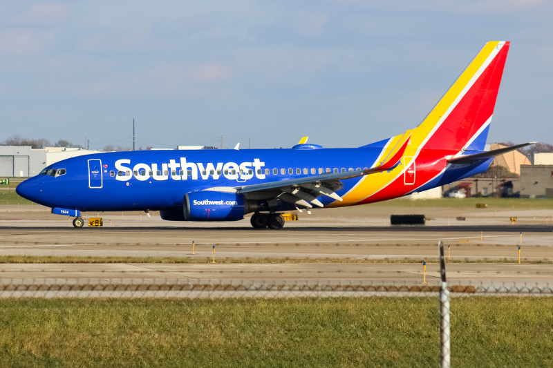 Photo of N7824A - Southwest Airlines Boeing 737-700 at SDF on AeroXplorer Aviation Database