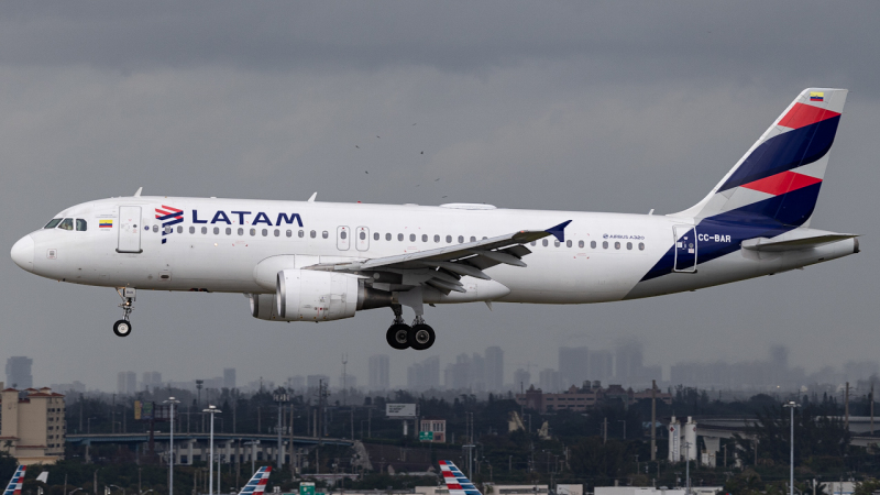 Photo of CC-BAR - LATAM Airbus A320 at MIA on AeroXplorer Aviation Database