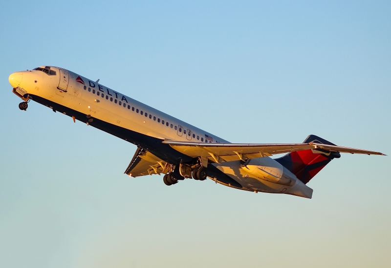 Photo of N996AT - Delta Airlines Boeing 717-200 at MKE on AeroXplorer Aviation Database