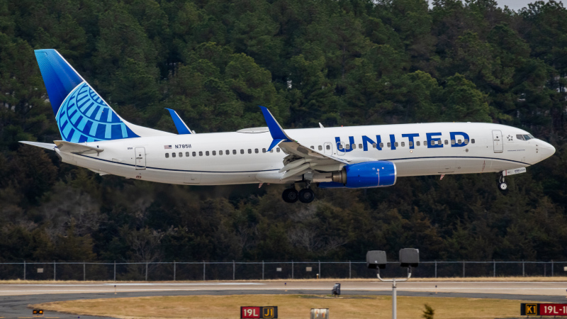 Photo of N78511 - United Airlines Boeing 737-800 at IAD on AeroXplorer Aviation Database
