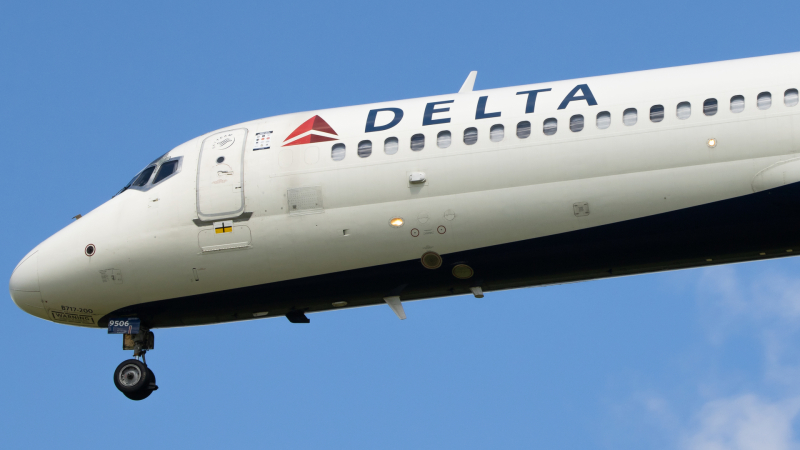 Photo of N946AT - Delta Airlines Boeing 717-200 at IAD on AeroXplorer Aviation Database