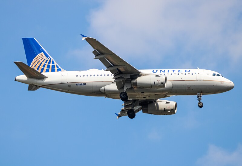 Photo of N488UA - United Airlines Airbus A320 at IAD on AeroXplorer Aviation Database