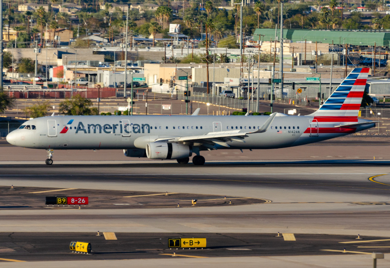 Photo of N142AN - American Airlines Airbus A321-200 at PHX on AeroXplorer Aviation Database
