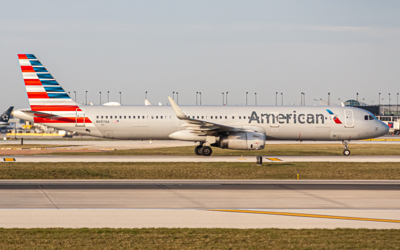 Photo of N997AA - American Airlines Airbus A321-200 at ORD on AeroXplorer Aviation Database