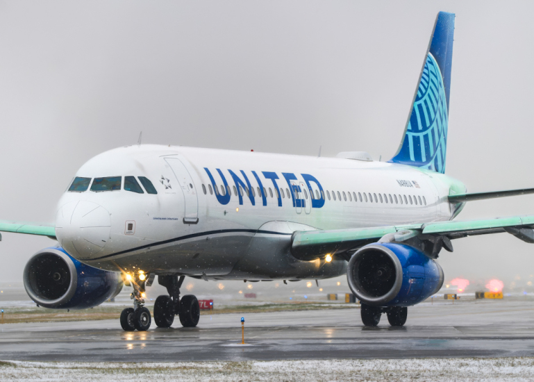 Photo of N488UA - United Airlines Airbus A320 at MKE on AeroXplorer Aviation Database