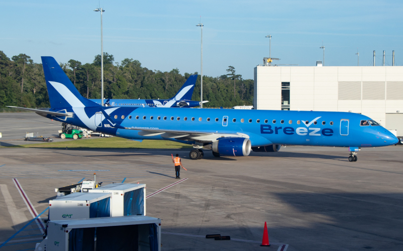 Photo of N193BZ - Breeze Airways Embraer E195 at CHS  on AeroXplorer Aviation Database