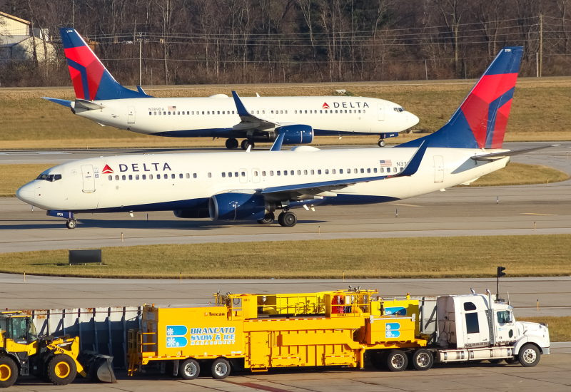 Photo of N3731T - Delta Airlines Boeing 737-800 at CVG on AeroXplorer Aviation Database