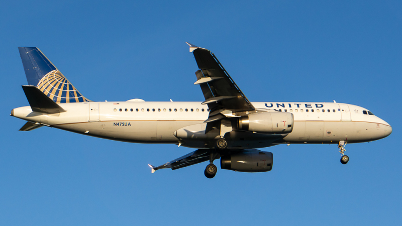 Photo of N472UA - United Airlines Airbus A320 at BOS on AeroXplorer Aviation Database