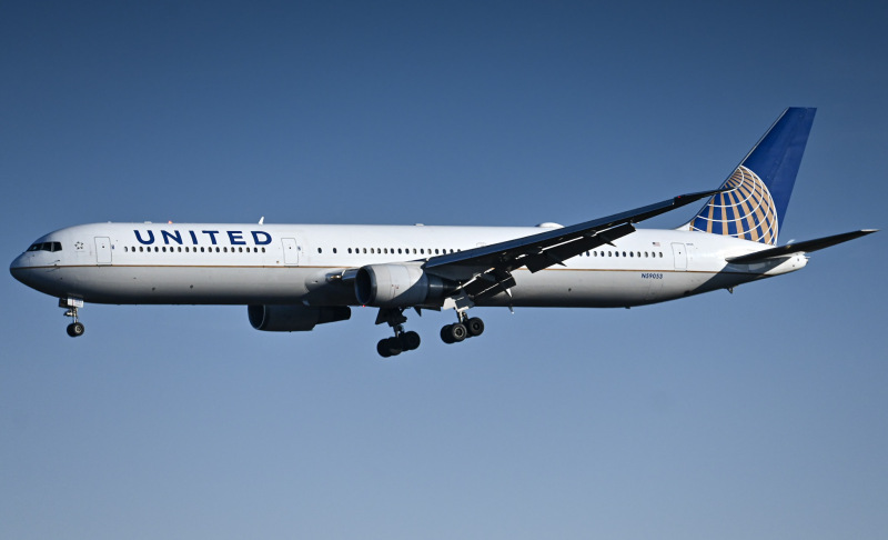 Photo of N59053 - United Airlines Boeing 767-400ER at IAD on AeroXplorer Aviation Database