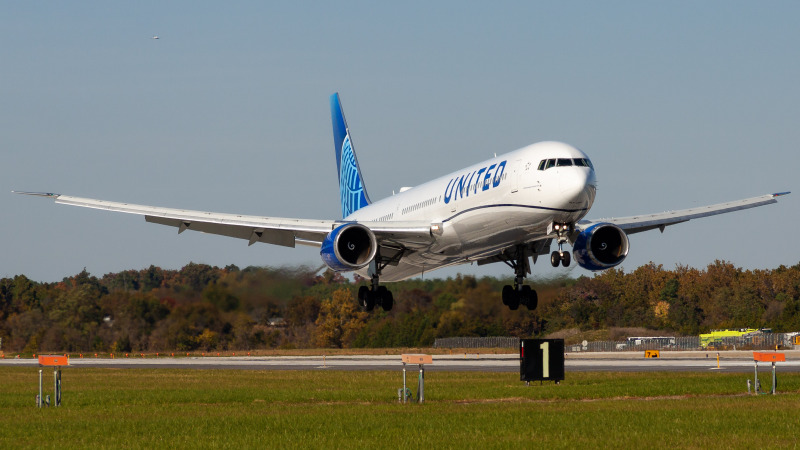 Photo of N66051 - United Airlines Boeing 767-400ER at IAD on AeroXplorer Aviation Database