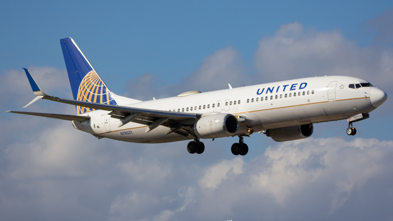 Photo of N79521 - United Airlines Boeing 737-800 at MIA on AeroXplorer Aviation Database