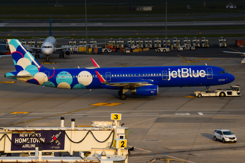 Photo of N957JB - JetBlue Airways Airbus A321-200 at JFK on AeroXplorer Aviation Database