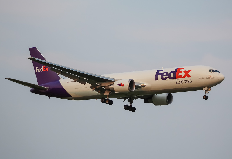 Photo of N159FE - FedEx Boeing 767-300F at MKE on AeroXplorer Aviation Database