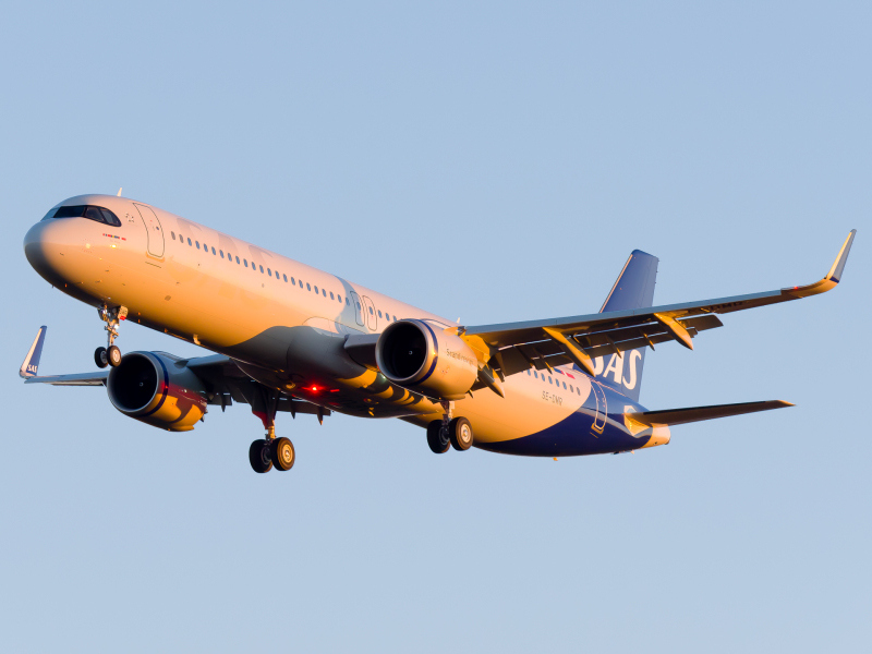 Photo of SE-DMR - Scandinavian Airlines Airbus A321LR at IAD on AeroXplorer Aviation Database