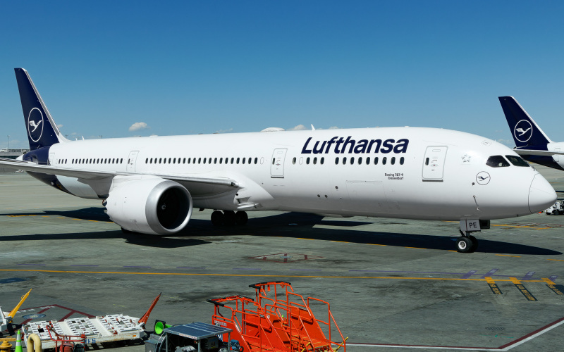 Photo of D-ABPE - Lufthansa Boeing 787-9 at DEN on AeroXplorer Aviation Database