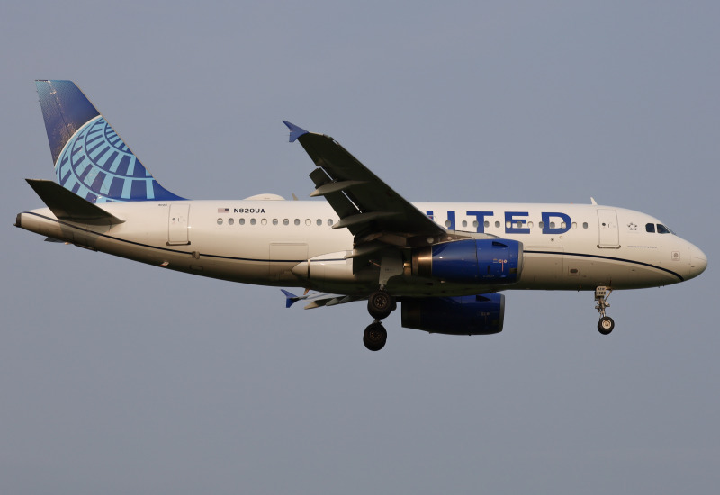 Photo of N820UA - United Airlines Airbus A319 at KDCA on AeroXplorer Aviation Database
