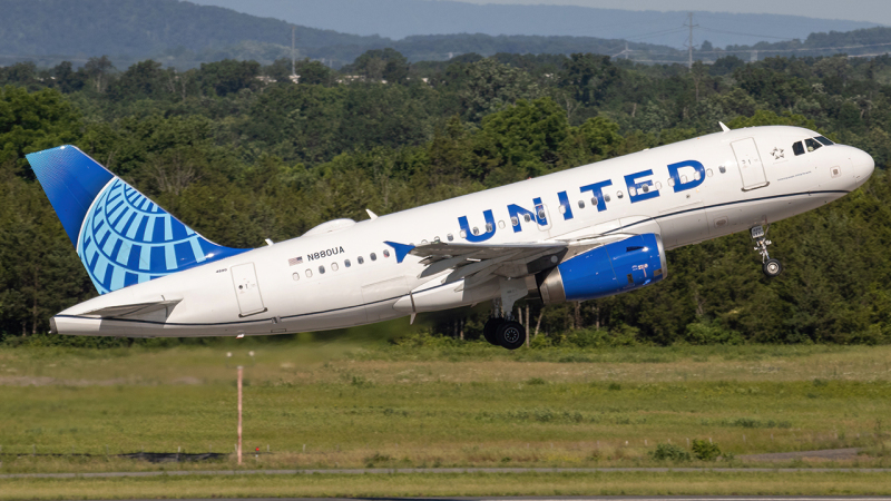 Photo of N880UA - United Airlines Airbus A319 at IAD on AeroXplorer Aviation Database