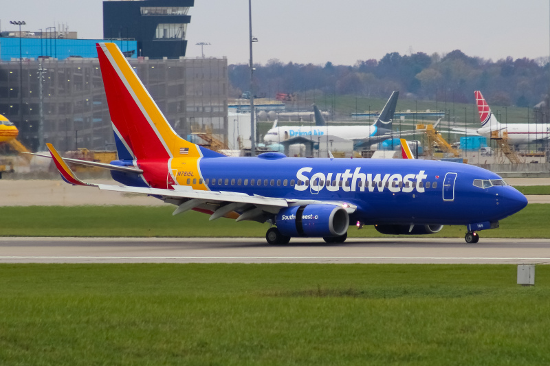 Photo of N7815L - Southwest Airlines Boeing 737-700 at CVG on AeroXplorer Aviation Database