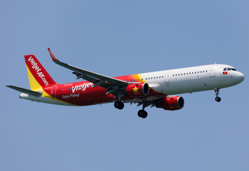 Photo of VN-A522 - VietJetAir Airbus A321-200 at sin on AeroXplorer Aviation Database
