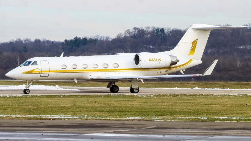 Photo of N424JS - PRIVATE  Gulfstream IV at LUK on AeroXplorer Aviation Database