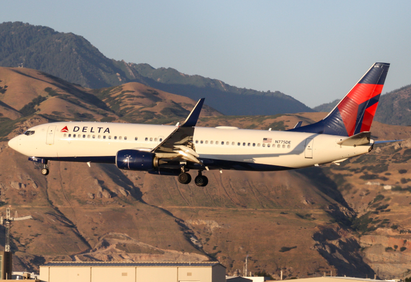 Photo of N775DE - Delta Airlines Boeing 737-800 at SLC on AeroXplorer Aviation Database