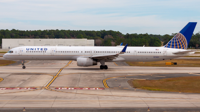 Photo of N75851 - United Airlines Boeing 757-300 at IAH on AeroXplorer Aviation Database